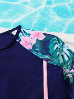 Traje de baño con estampado tropical  cuello cisne.
