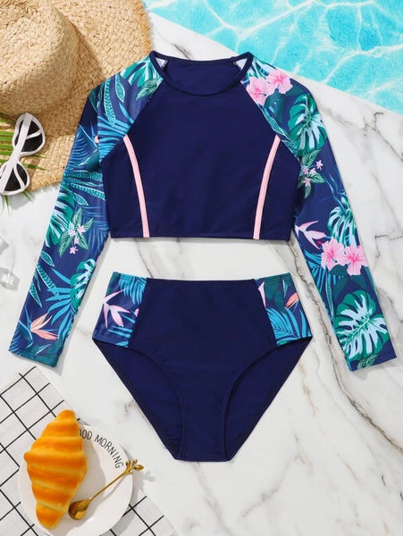 Traje de baño con estampado tropical  cuello cisne.