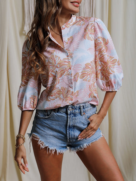 Blusa con estampado tropical con botón 985321